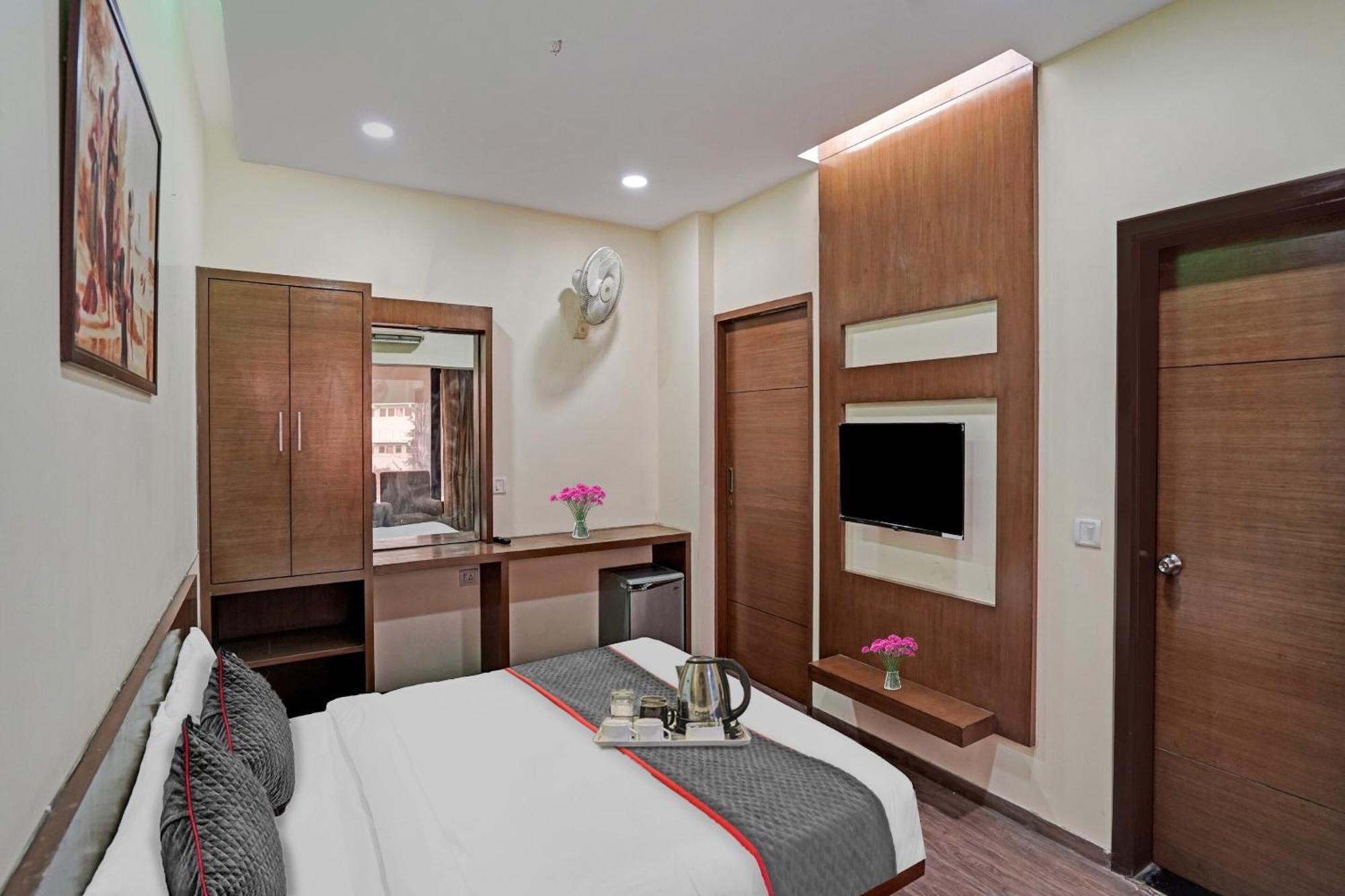 Hotel O Royal Regency Ghaziabad Bagian luar foto